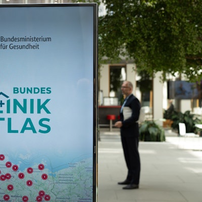 Ein Display im Foyer der Bundespressekonferenz zeigt den neu online geschalteten Bundes-Klinik-Atlas.