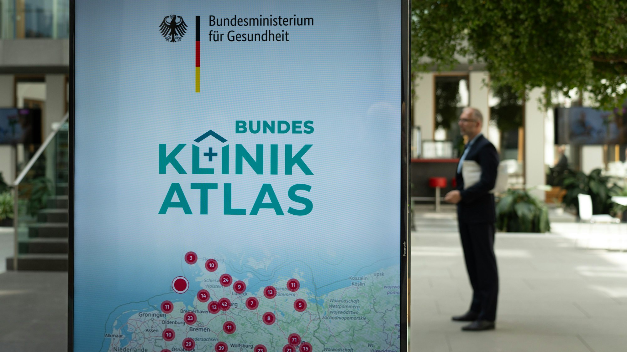 Ein Display im Foyer der Bundespressekonferenz zeigt den neu online geschalteten Bundes-Klinik-Atlas.