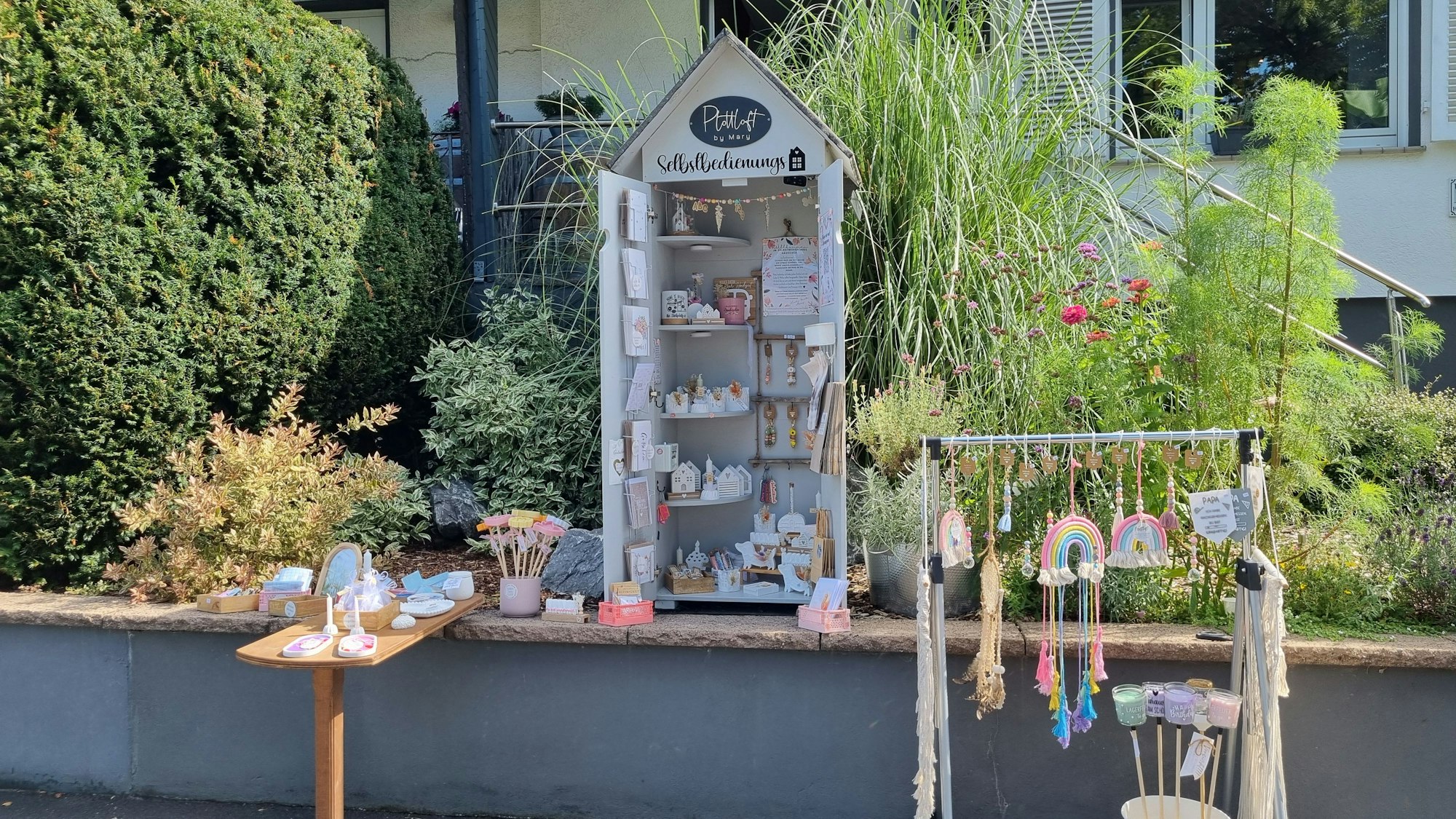 Bunte Verkaufsstände zierten die Vorgärten der Anwohnerinnen und Anwohner.
