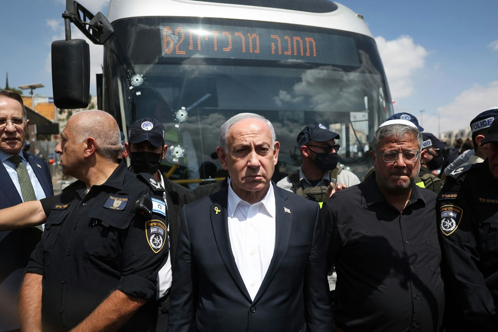 Der israelische Ministerpräsident Benjamin Netanjahu (Mitte) besuchte den Ort des Anschlags.