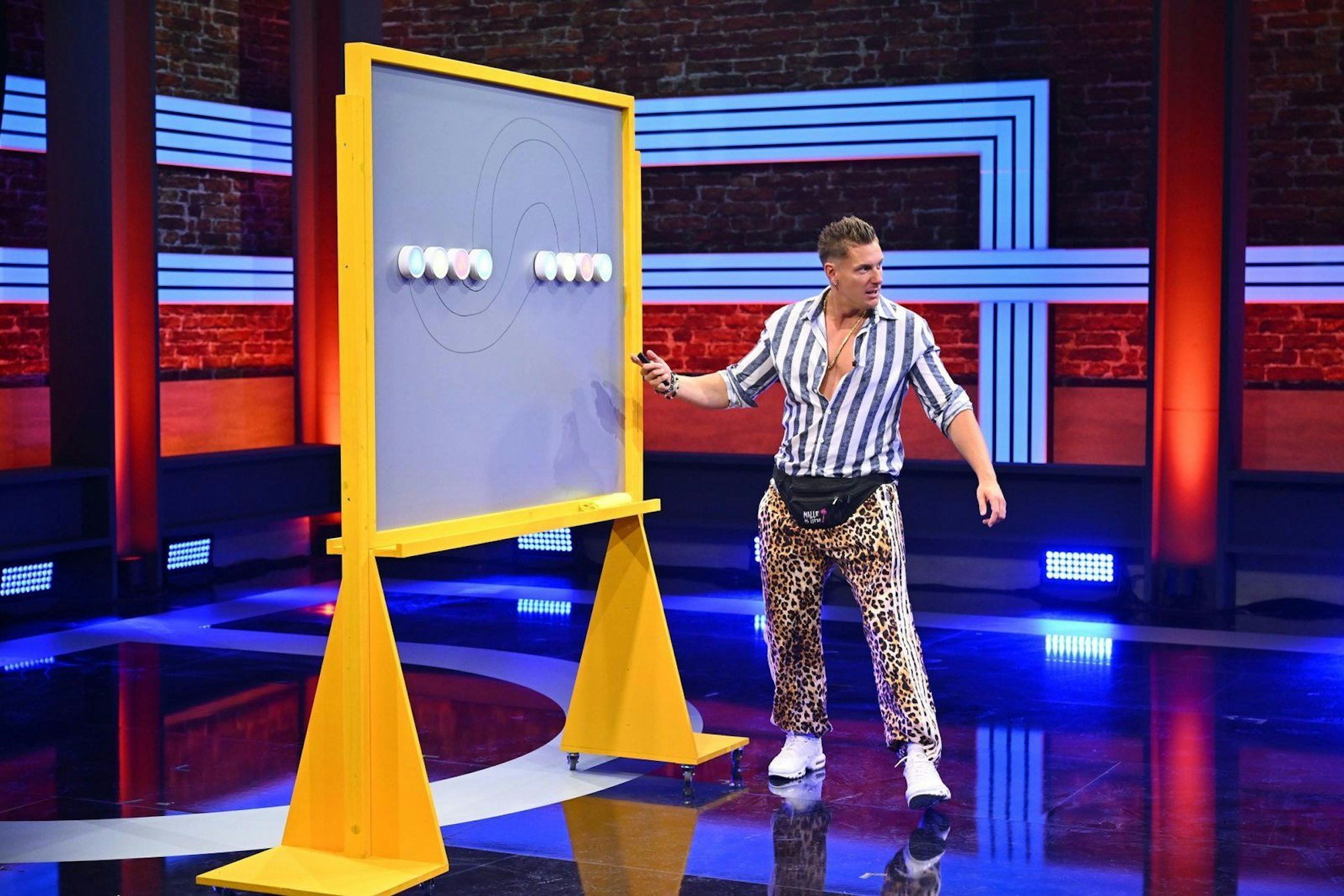 Kollege Calvin Kleinen hat bei der Logikaufgabe den Durchblick. (Bild: Joyn / Willi Weber)
