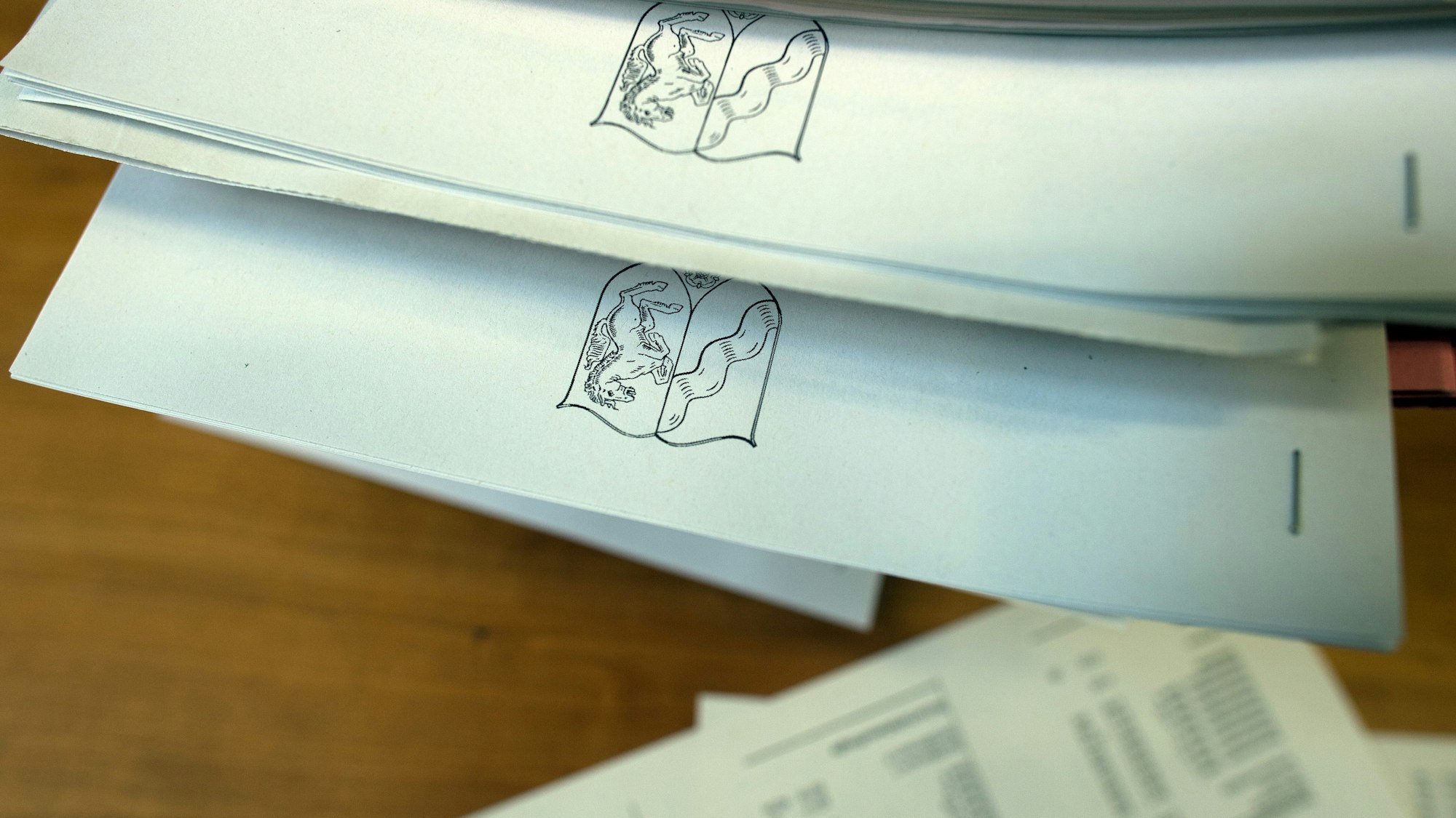 Die Akten von fünf Asyl-Verfahren liegen in einem Verhandlungssaal auf dem Richtertisch.