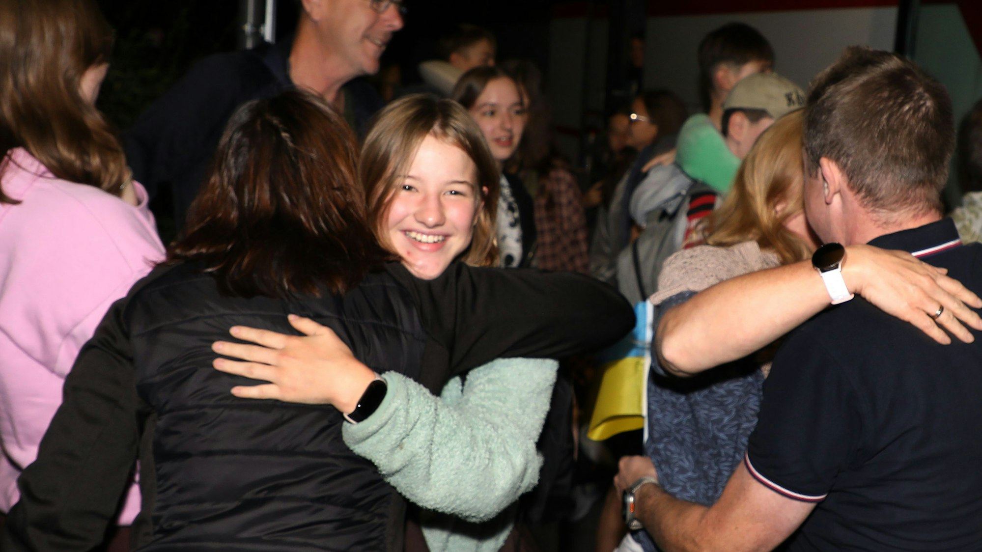 die 13-jährige Maritschka aus Butscha umarmt ihre Gastmutter bei der Ankunft in Bergisch Gladbach