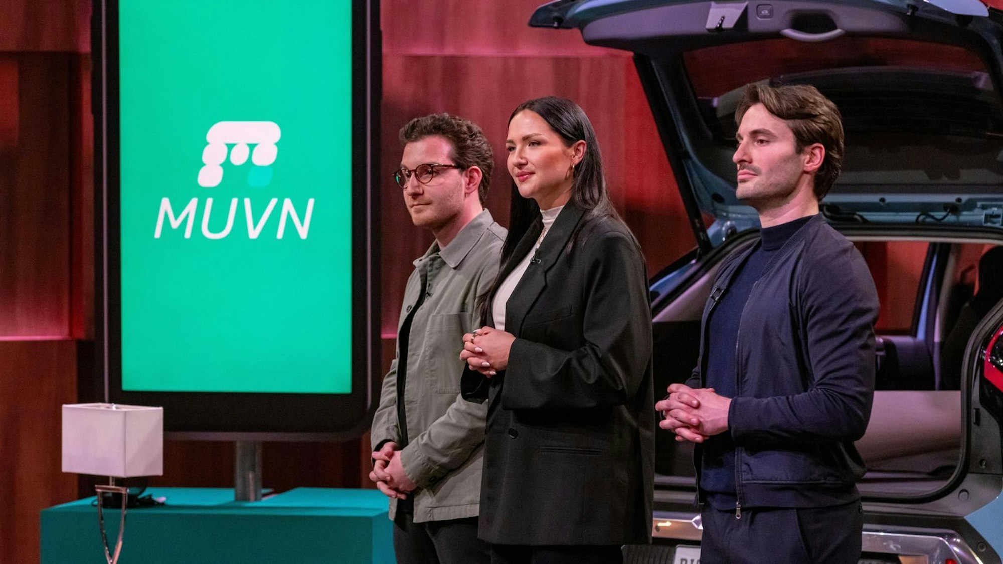 Mit der „Muvn“-App möchte das Gründer-Trio eine Alternative zum Postversand oder zu Liefer-Unternehmen etablieren. Ihr Pitch gestaltet sich sehr großsprecherisch. Schnell kommt Ärger auf der Löwen-Bank auf. (Bild: RTL / Bernd-Michael Maurer)
