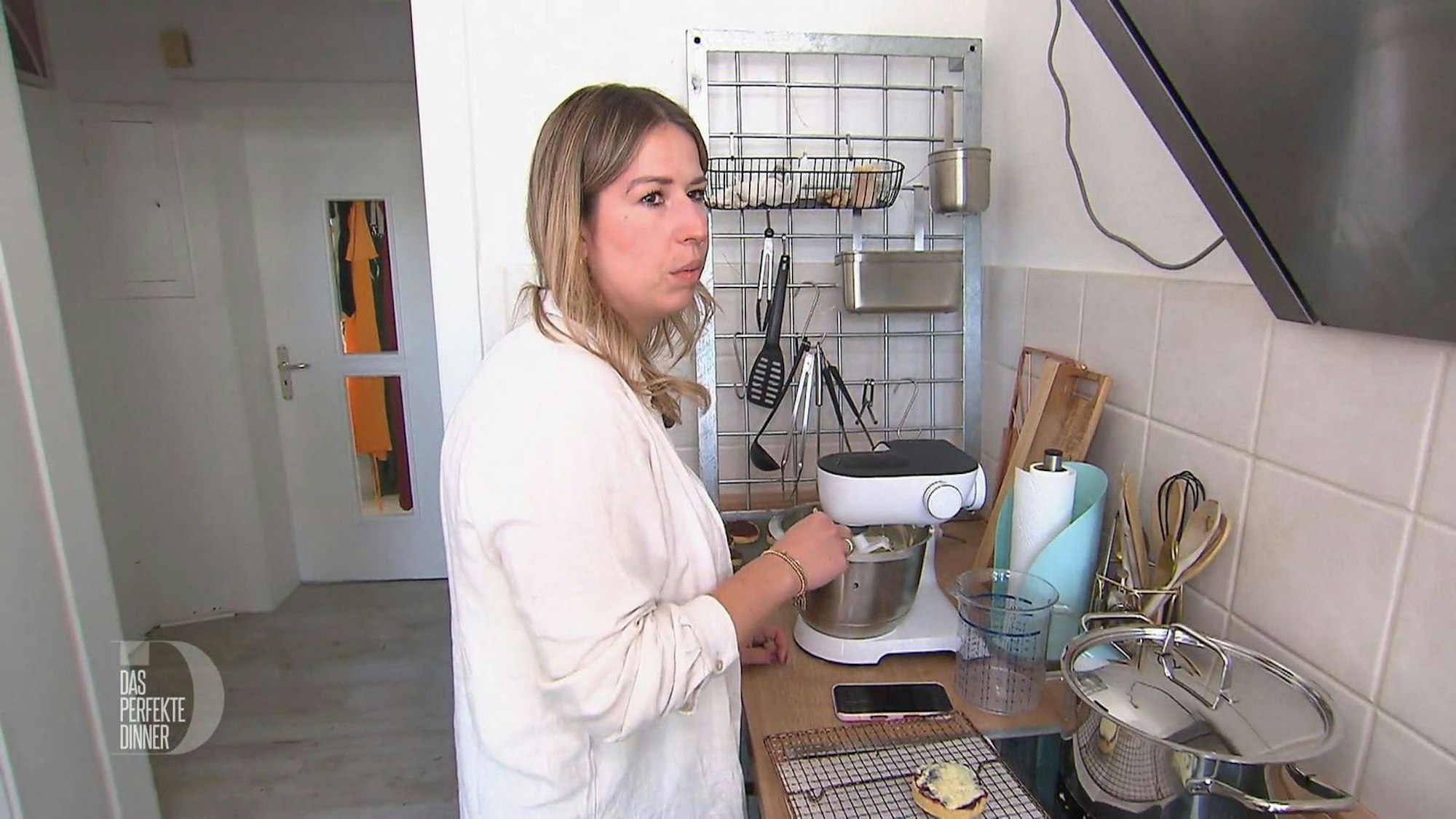 Oh je, die Buttercreme für die Dessert-Törtchen bleibt heute klumpig.
(Bild: RTL)