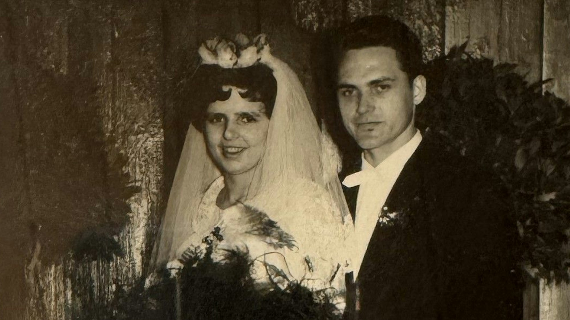 Zu sehen ist ein Hochzeitsfoto des Paares.