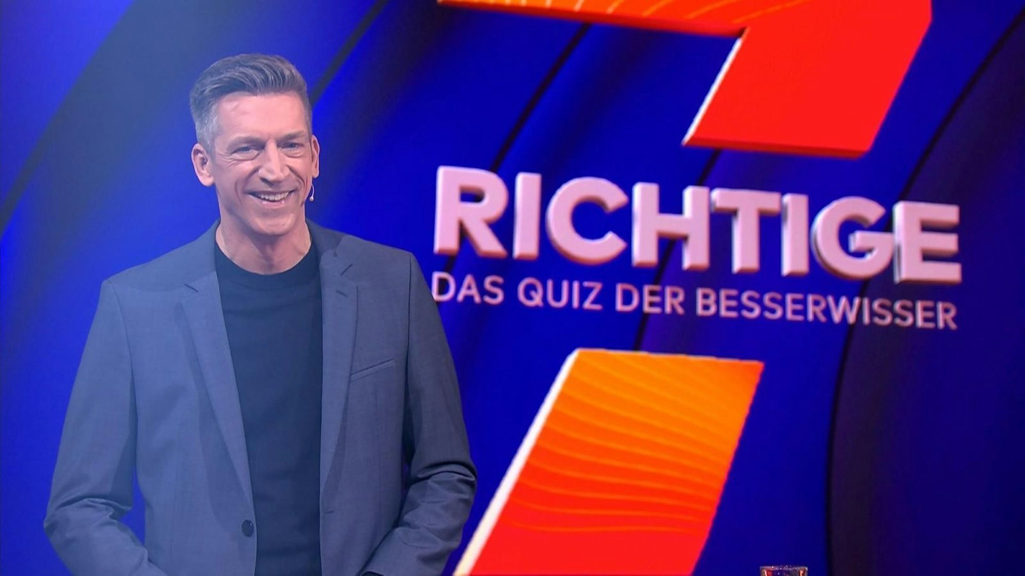 Moderator Steffen Hallaschka begrüßte die Kandidatinnen und Kandidaten der ersten Folge zu einer erneuten Quizrunde. Ob einer von ihnen „7 Richtige“ hatte? (Bild: RTL)