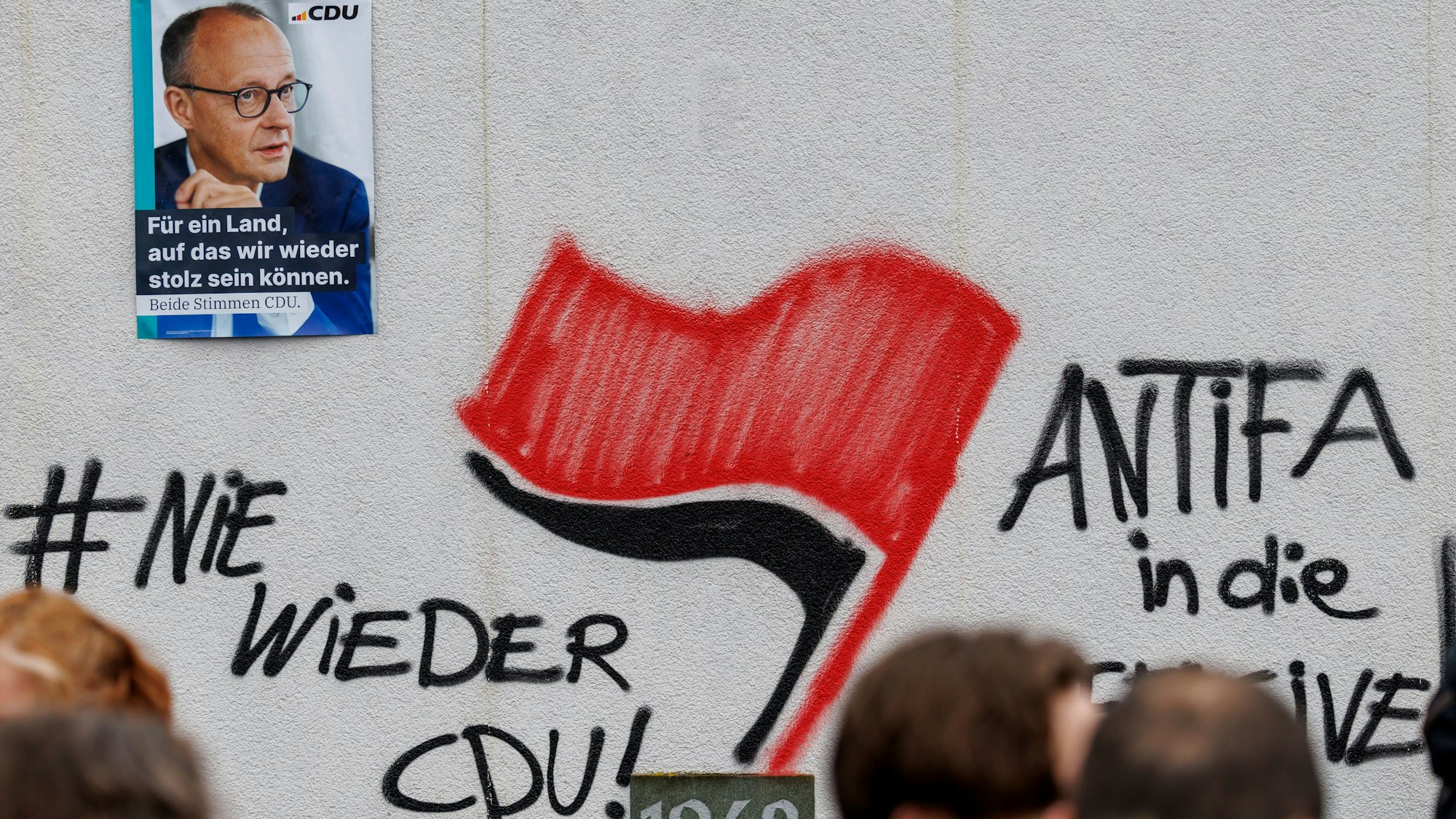 An die Schützenhalle in Menden hatten Unbekannte im Januar vor einem Wahlkampfauftritt von Friedrich Merz (CDU) Schriftzüge an eine Wand gesprüht. (Archivbild)