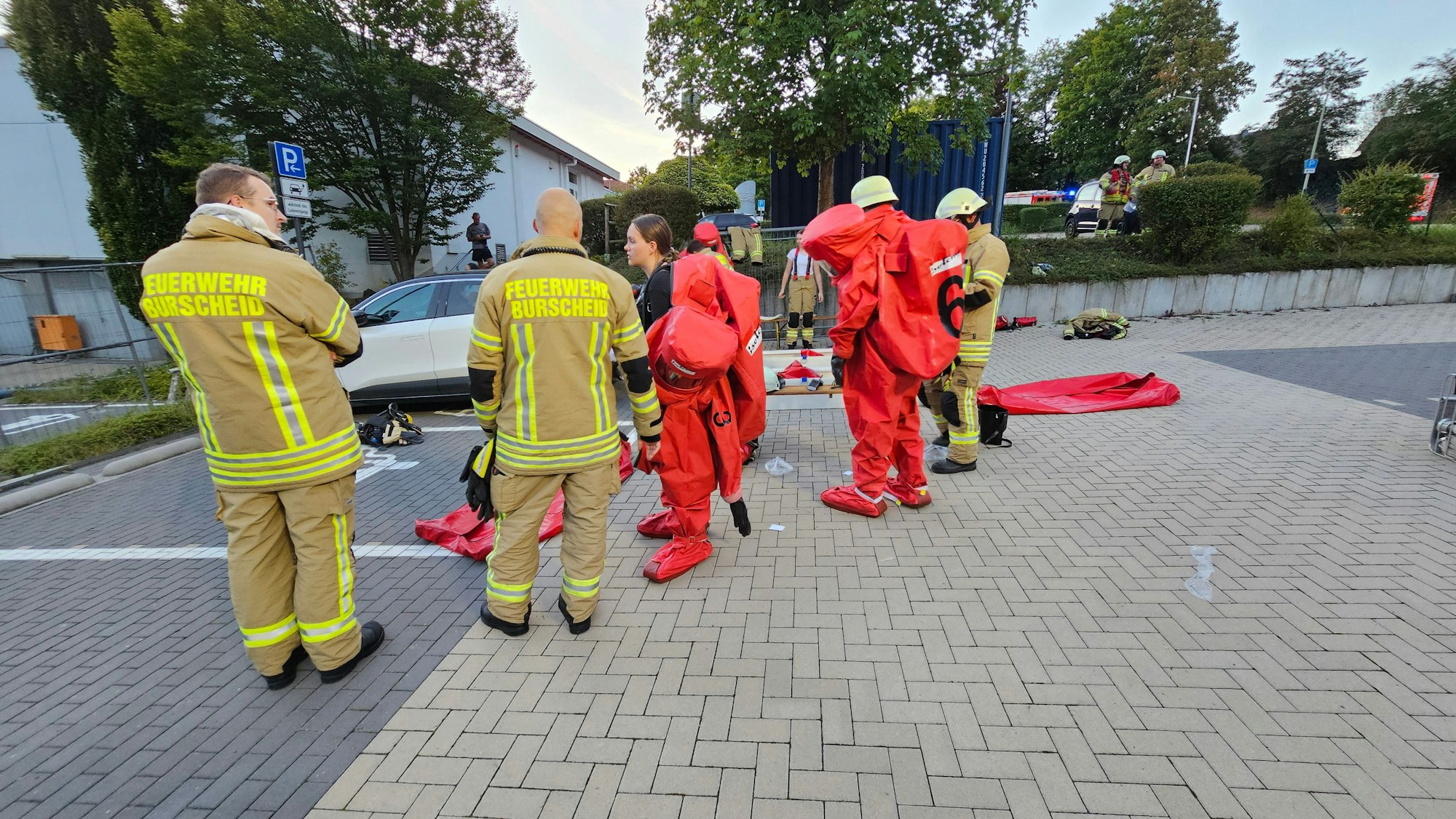 Vorrücken konnten die Einsatzkräfte nur mit speziellen Schutzanzügen, Chlorgas ist ätzend.