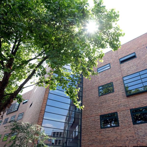 Am Schiller-Gymnasium in Sülz fällt Unterricht aus, weil die Schule nicht ausreichend Räume zur Verfügung hat.