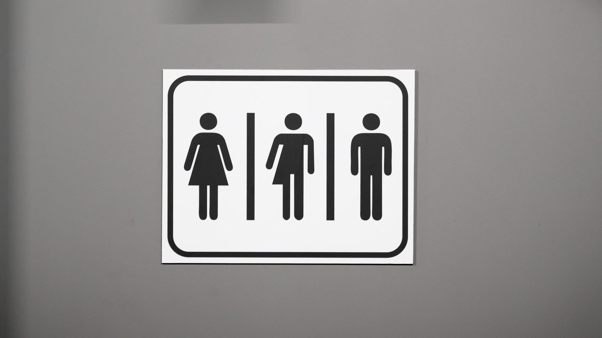 Ein Schild für eine Unisex-Toilette im Stadion.