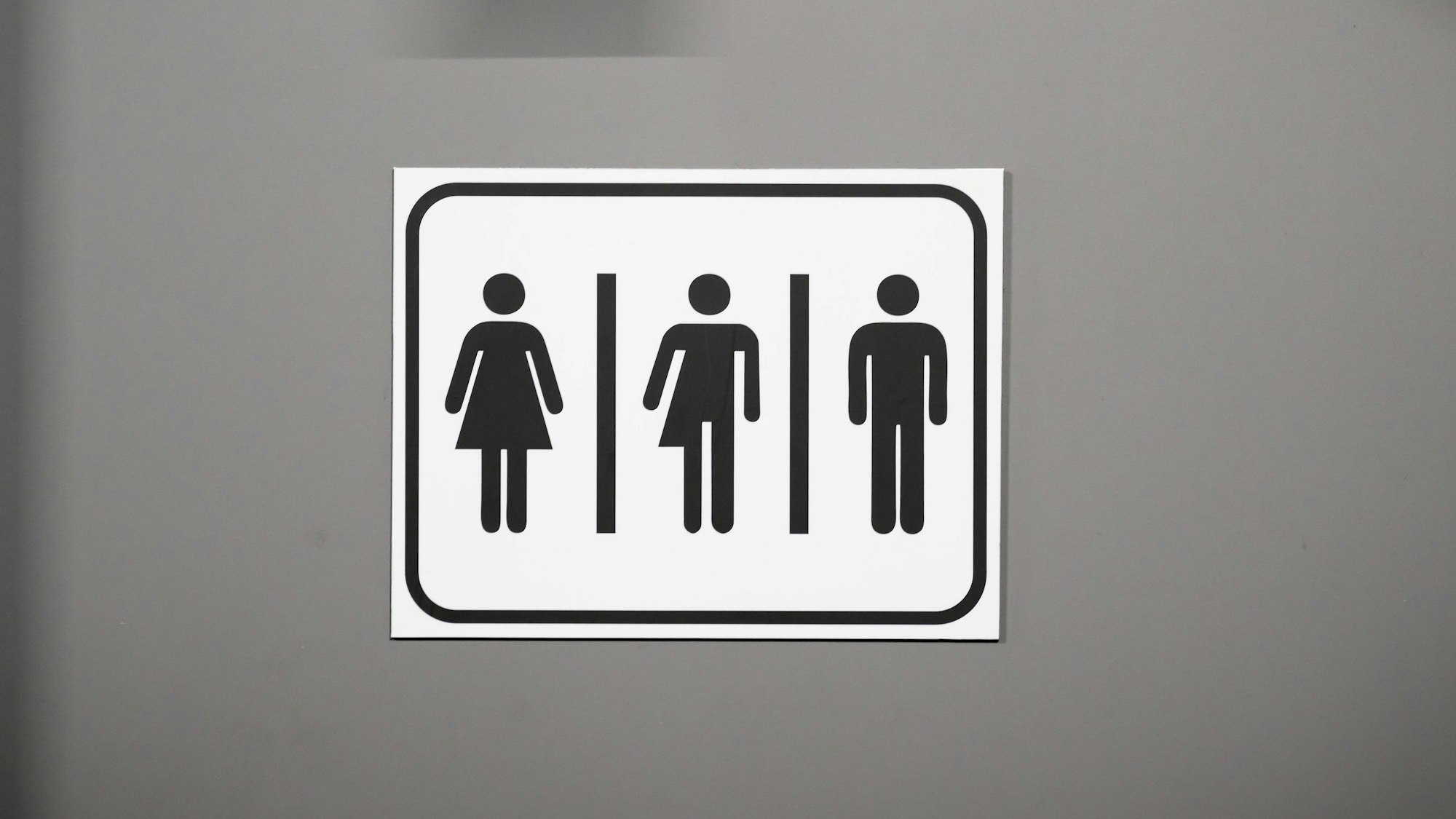 Ein Schild für eine Unisex-Toilette im Stadion.