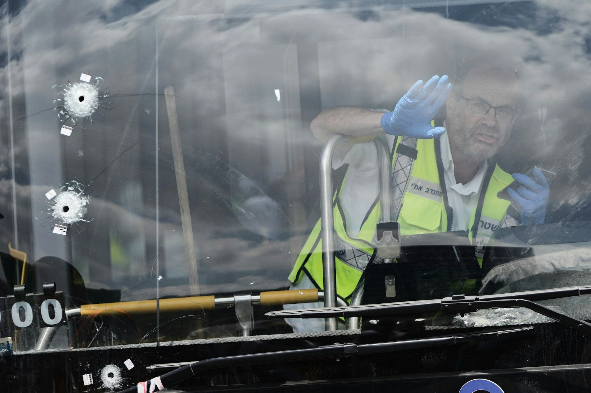 Ein Augenzeuge berichtete, die Angreifer hätten auch in einen Bus geschossen.