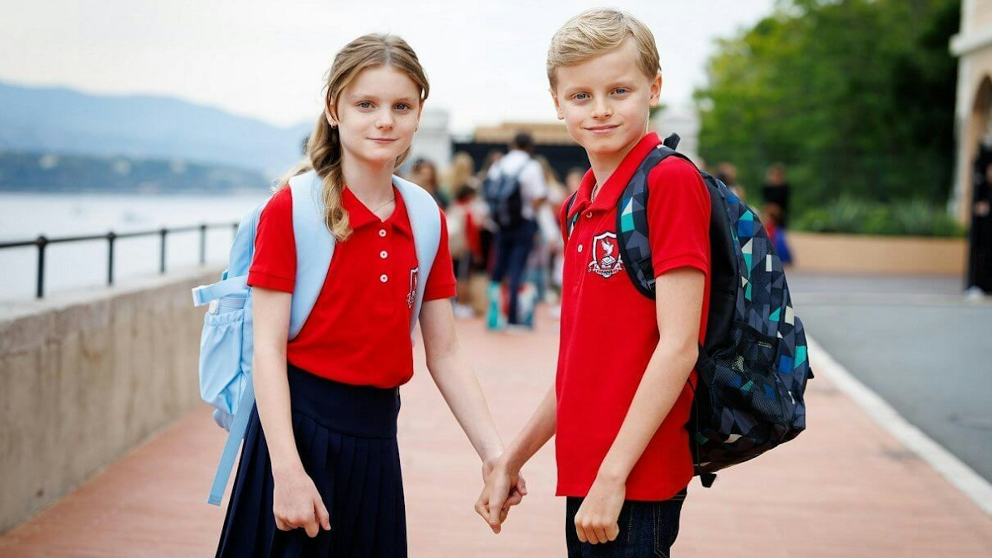 Prinzessin Gabriella und Prinz Jacques halten sich an der Hand.