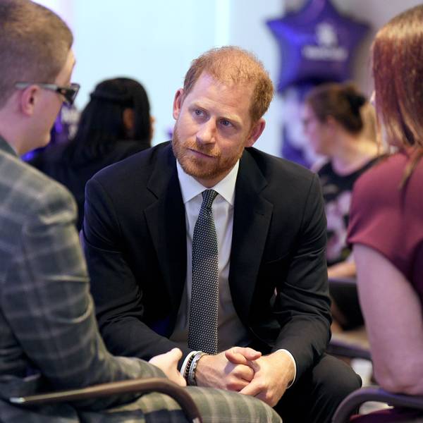 Prinz Harry unterhält sich.