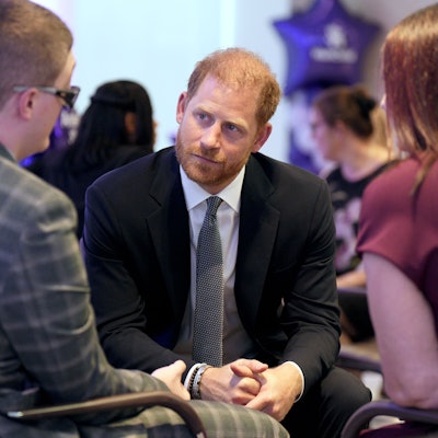 Prinz Harry unterhält sich.