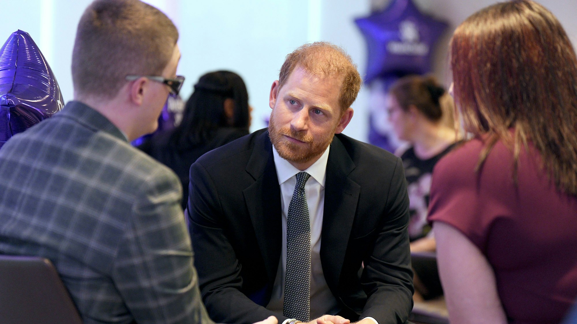 Prinz Harry unterhält sich.