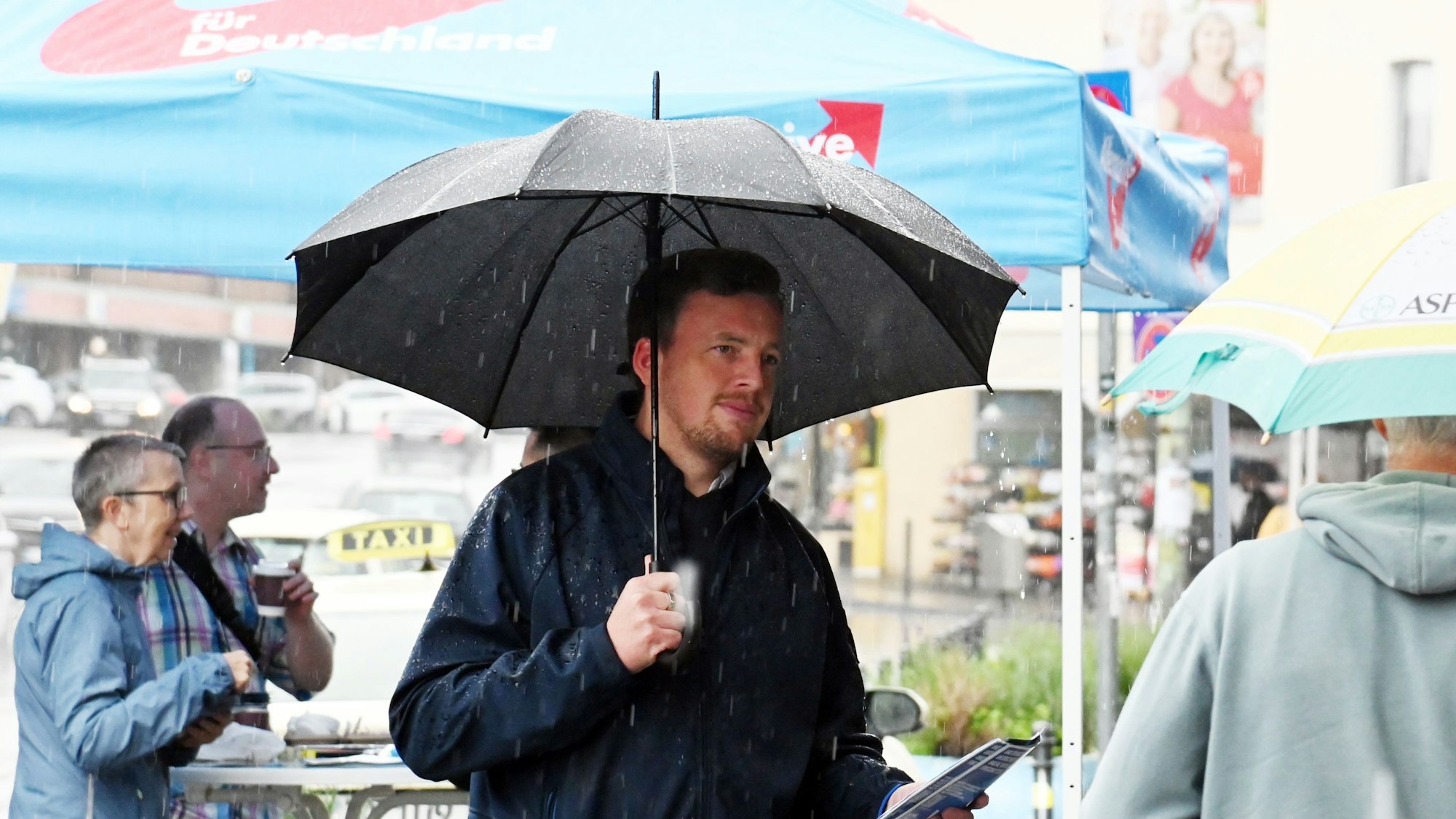 Der Wahlkampfstand von AfD-OB-Kandidat Matthias Büschges in Porz.