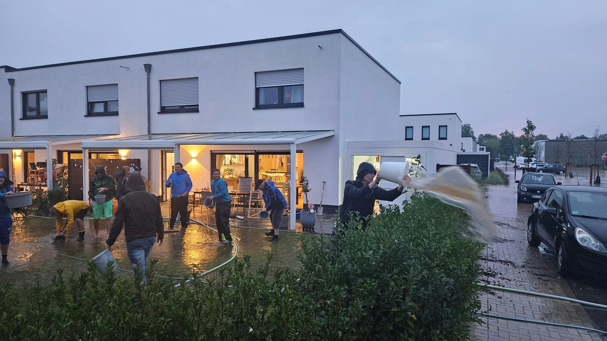 In der Ressourcenschutzsiedlung in Kaster standen Straßen unter Wasser, Nachbarn kämpften gemeinsam gegen die Wassermassen.