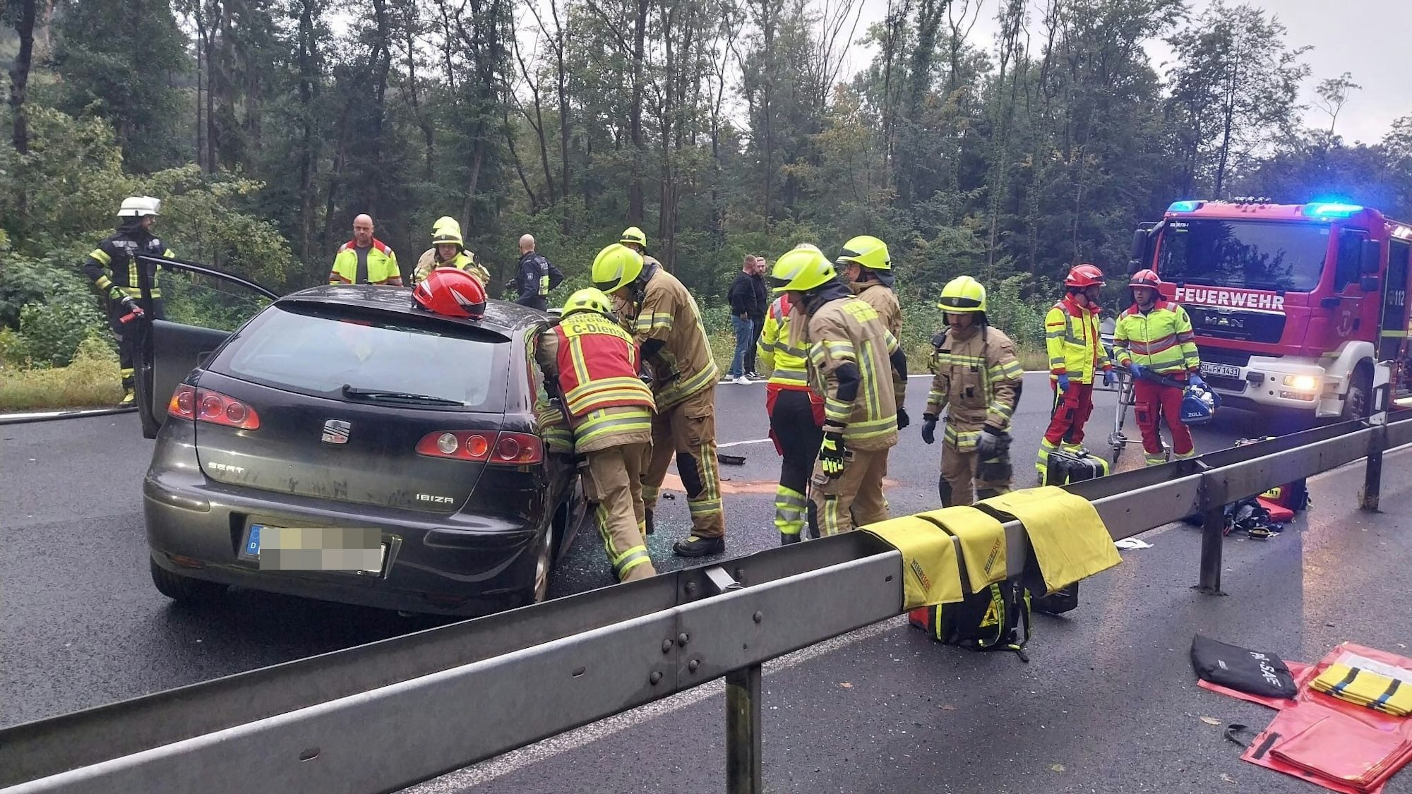 Schwerer Unfall auf der B56 in Lohmar zwischen Franzhäuschen und Schreck, der eingeschlossene Beifahrer wurde von der Feuerwehr befreit.