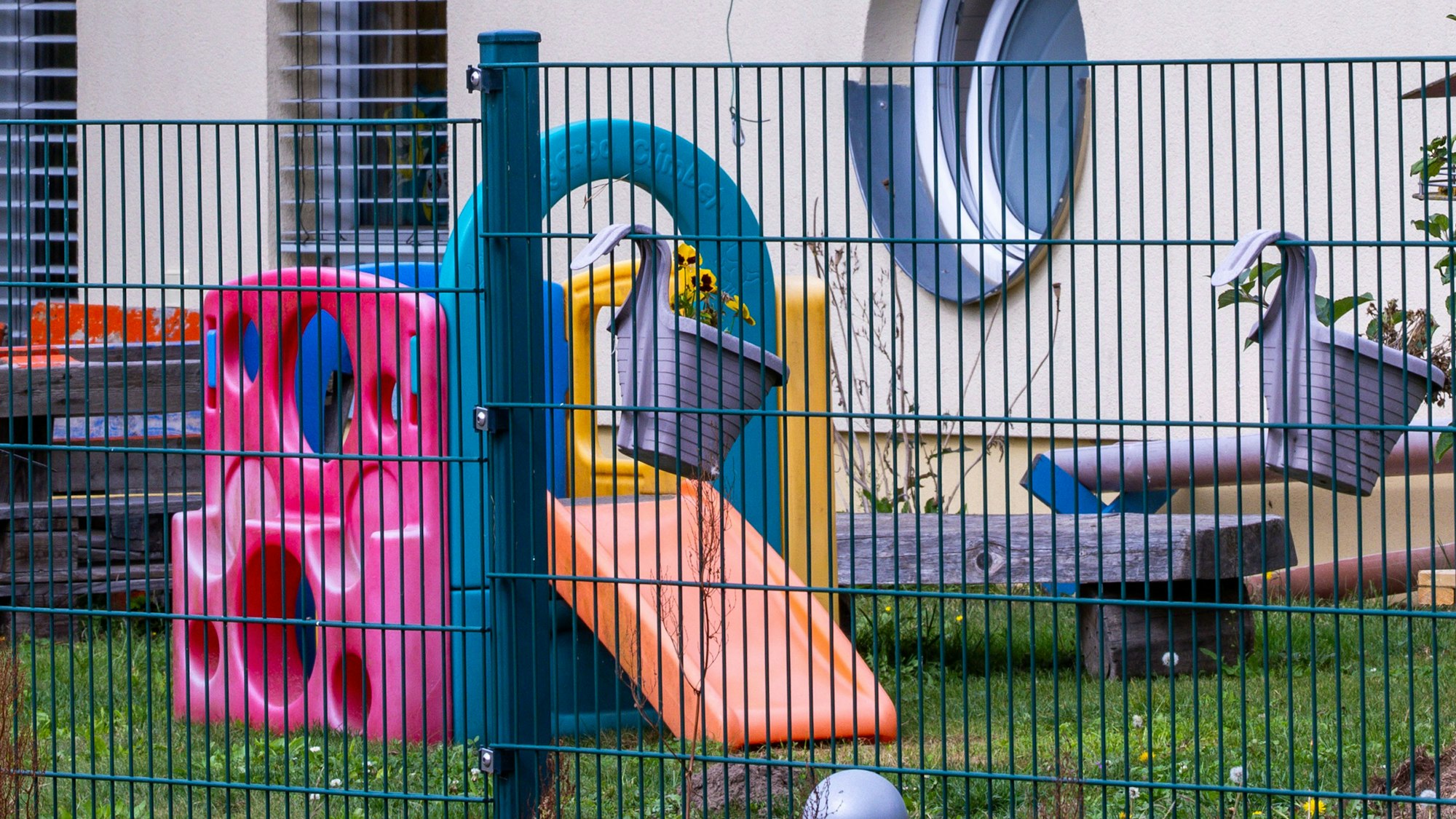 Armutsbetroffene Familien sollten laut Paritätischem Gesamtverband ohne Antrag von den Kita-Gebühren befreit werden. (Archivbild)