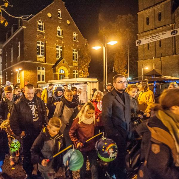 160 Martinszüge sind im vergangenen Jahr durch Leverkusens Straßen gezogen, auch durch Schlebusch. (Archivbild)