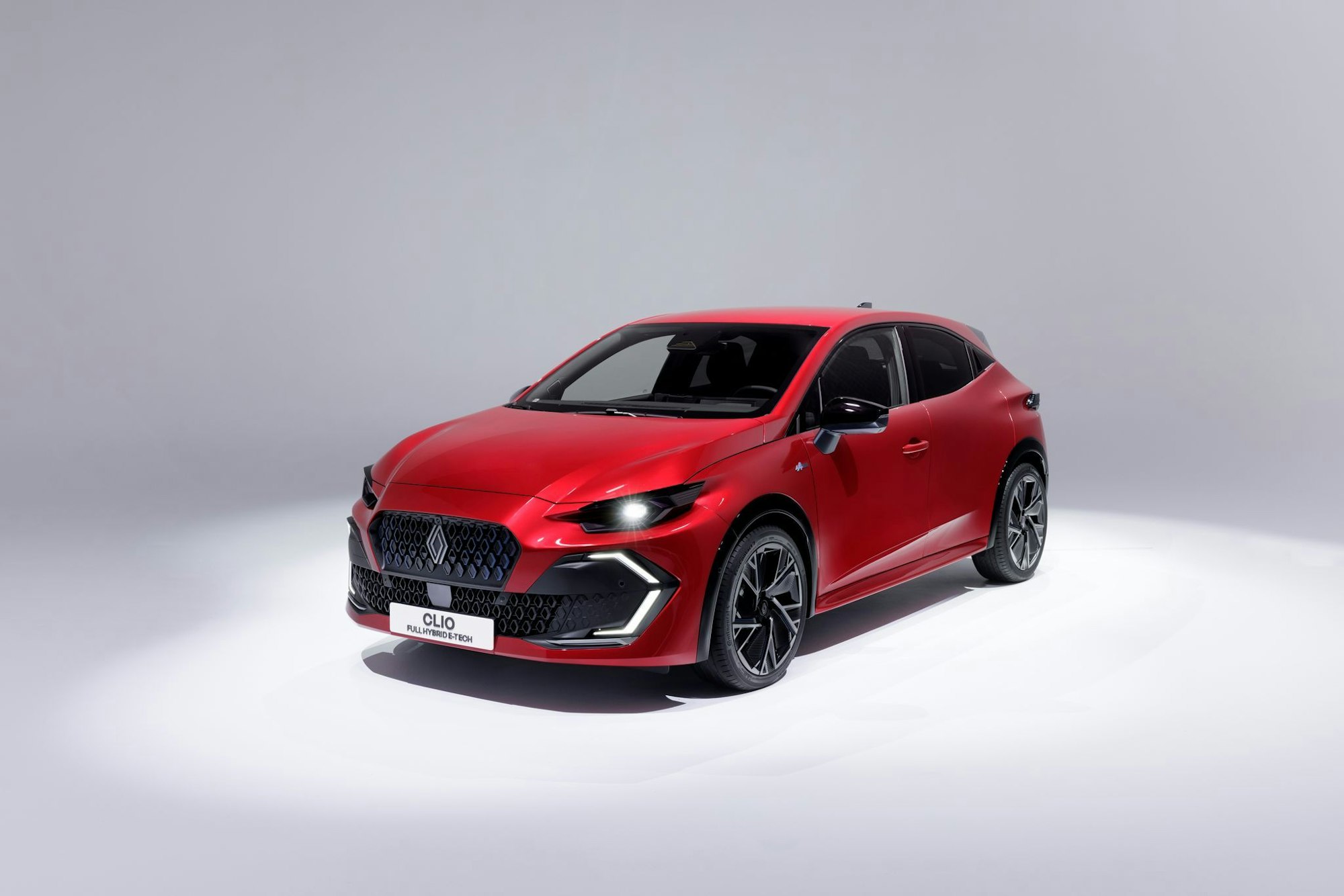 Mit neuem Design und mehr Platz kommt der Renault Clio noch in diesem Jahr zu Preisen ab etwas mehr als 20.000 Euro auf den Markt.