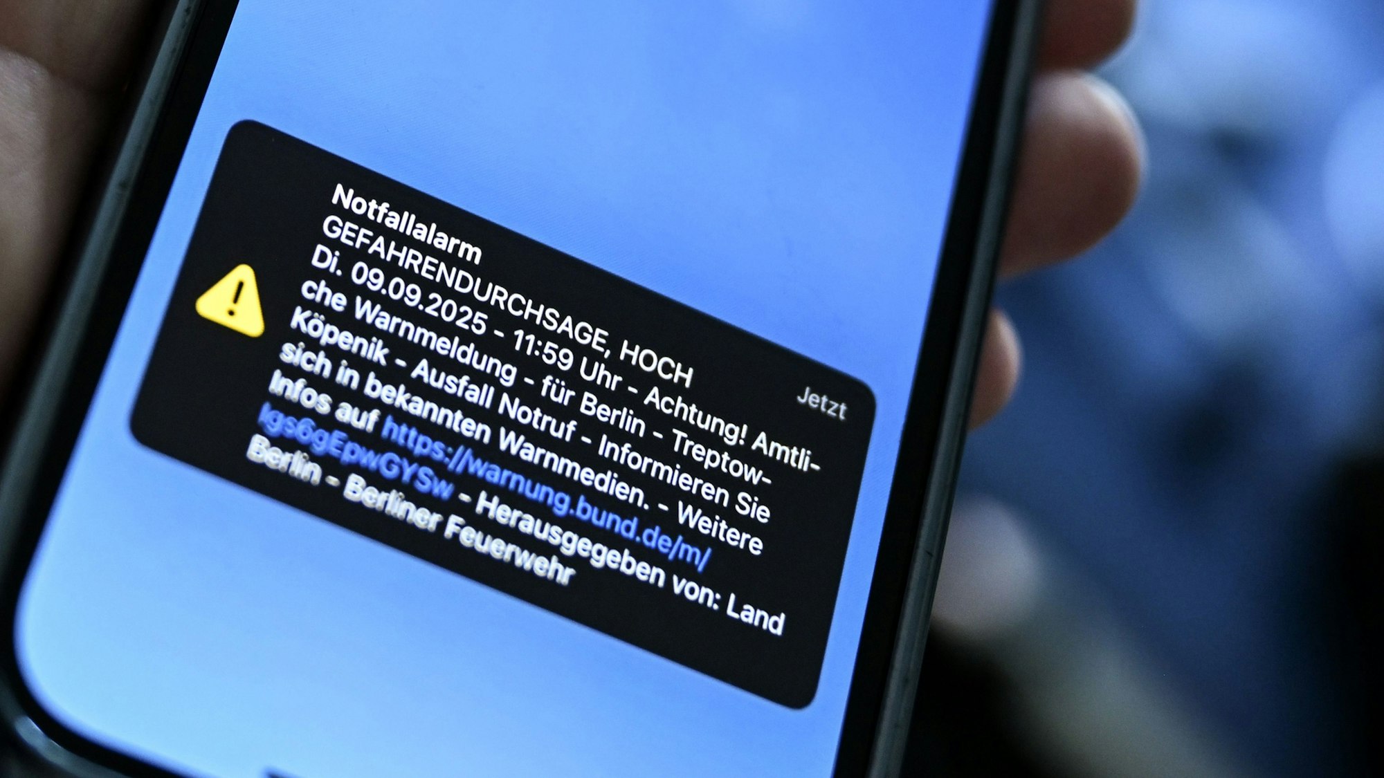 Auf einem Handy ist ein Notfallalarm mit dem Schriftzug ´Ausfall Notruf' im Berliner Südosten zu sehen.