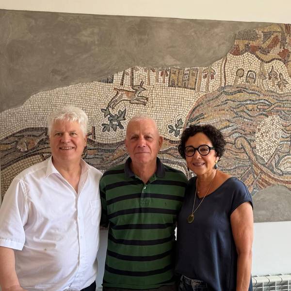 Jiftach Jaakov (M.), der Neffe von Friedensnobelpreisträger Jitzhak Rabin, steht mit Marion und Peter Reinecke in Jerusalem beisammen.