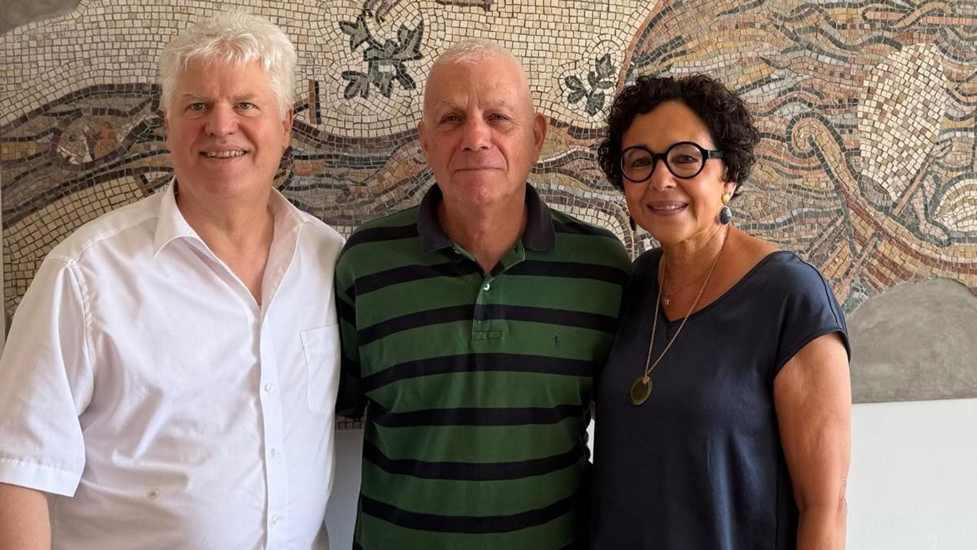 Jiftach Jaakov (M.), der Neffe von Friedensnobelpreisträger Jitzhak Rabin, steht mit Marion und Peter Reinecke in Jerusalem beisammen.