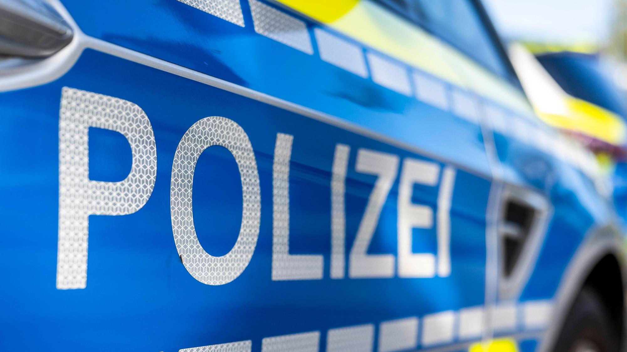 Laut Polizei war die Frau mit ihrem Opel von Solingen in Richtung Witzhelden unterwegs.