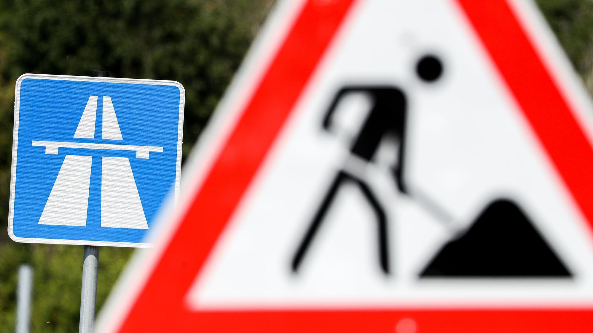 Ein Schild weist auf eine Baustelle auf einer Autobahn hin. (Symbolbild)