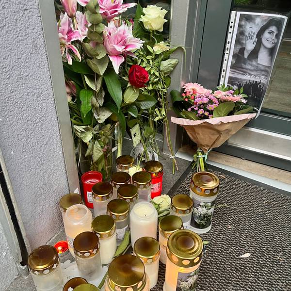 Trauer vor Frisörsalon in der Leverkusener Hauptstraße um die getötete Fatma B.