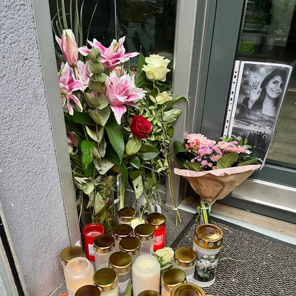 Blumen und Kerzen vor Frisörsalon