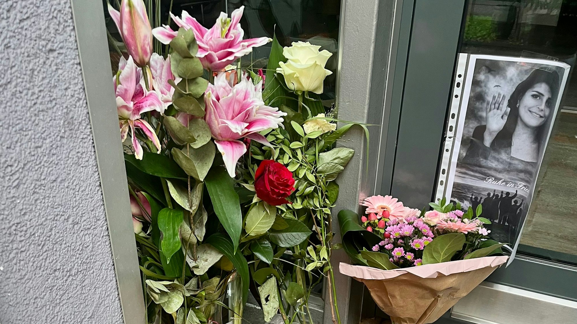 Trauer vor Frisörsalon in der Leverkusener Hauptstraße um die getötete Fatma B.