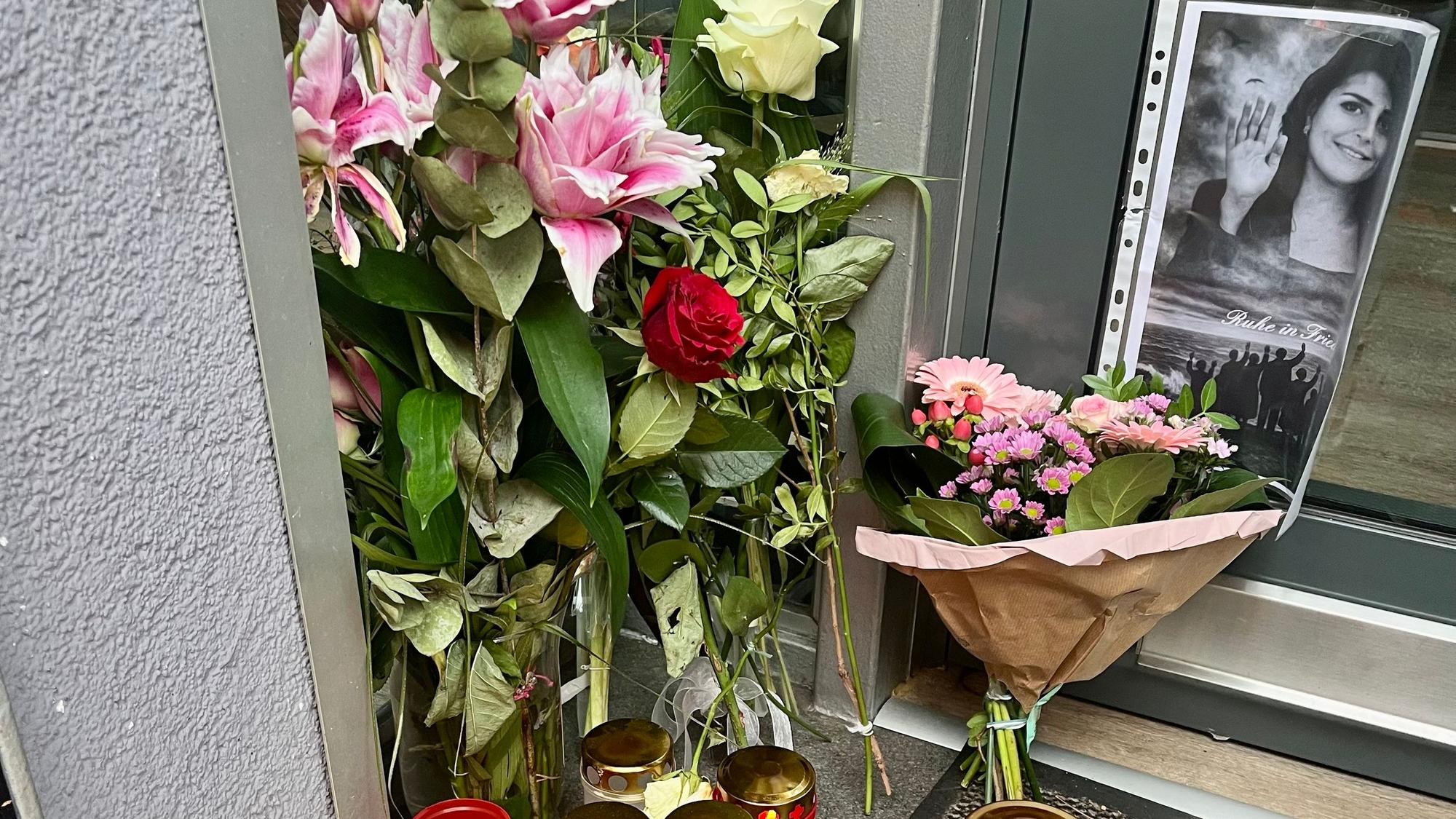 Blumen und Kerzen vor Frisörsalon