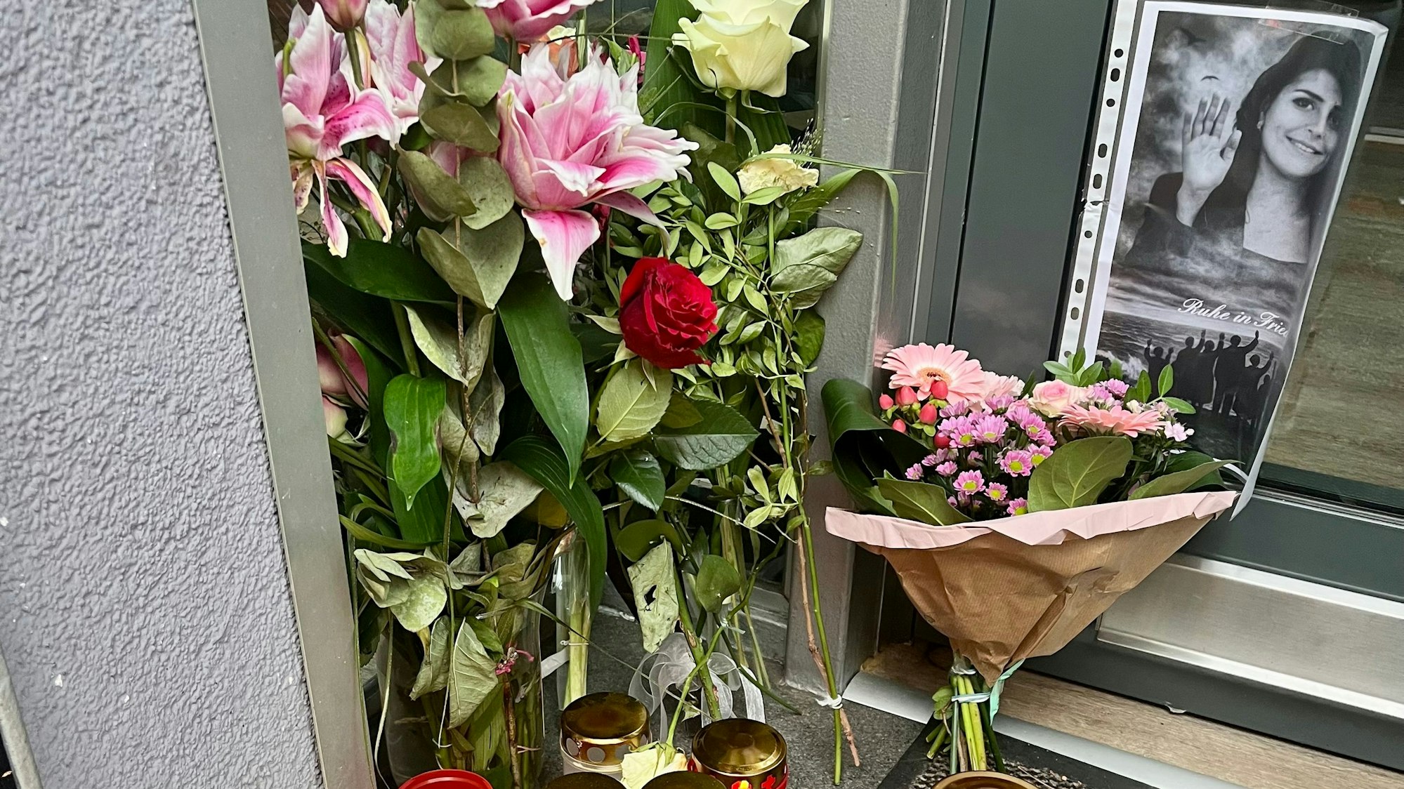 Blumen und Kerzen vor Frisörsalon