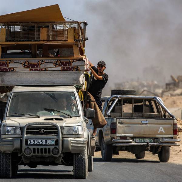Das Bild zeigt fliehende Menschen im Gaza-Streifen. (Eyad Baba / AFP
