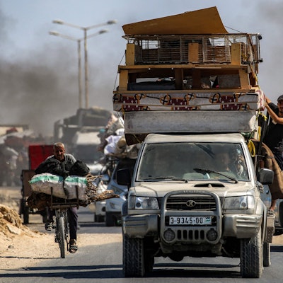 Das Bild zeigt fliehende Menschen im Gaza-Streifen. (Eyad Baba / AFP