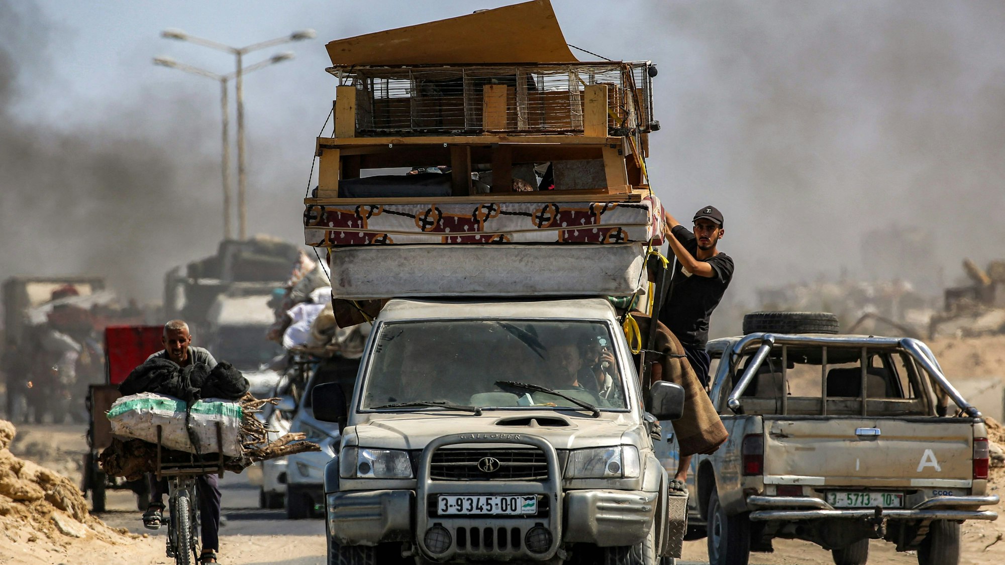 Das Bild zeigt fliehende Menschen im Gaza-Streifen. (Eyad Baba / AFP