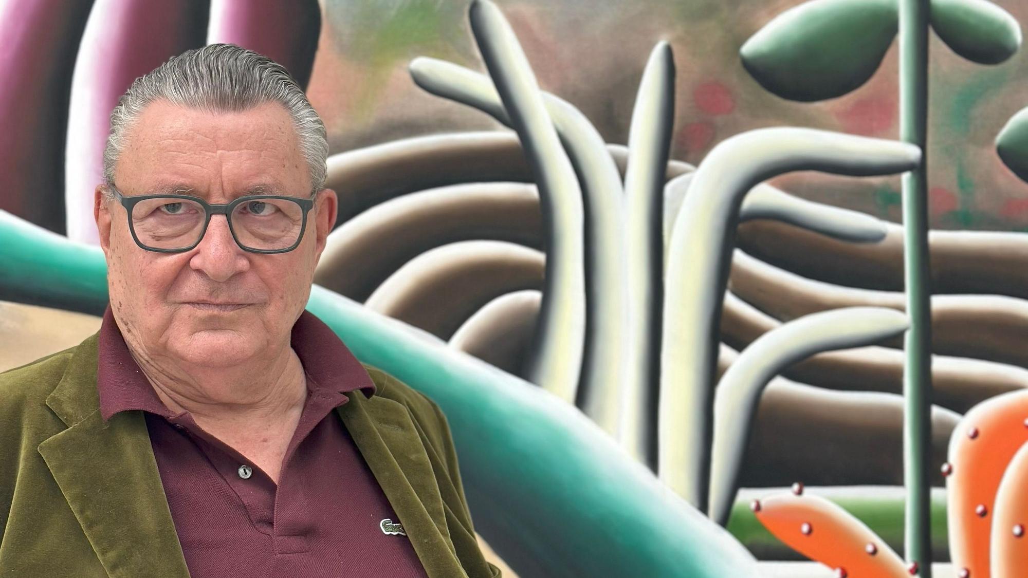 Andreas Schulze steht vor einem seiner Gemälde.