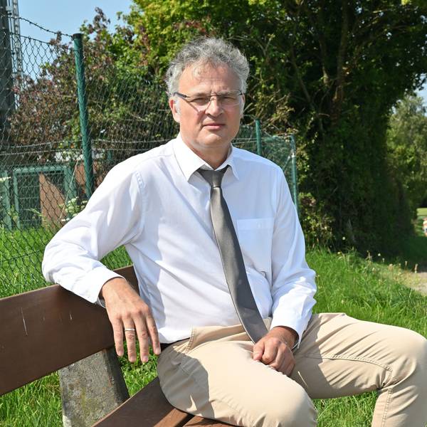Sebastian Weirauch (AfD) sitzt auf einer Bank in einem Park.