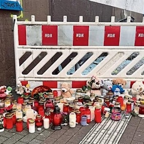 Am Tag nach dem Unglück stellten zahlreiche Menschen Kerzen und Plüschtiere an der Unfallstelle ab.