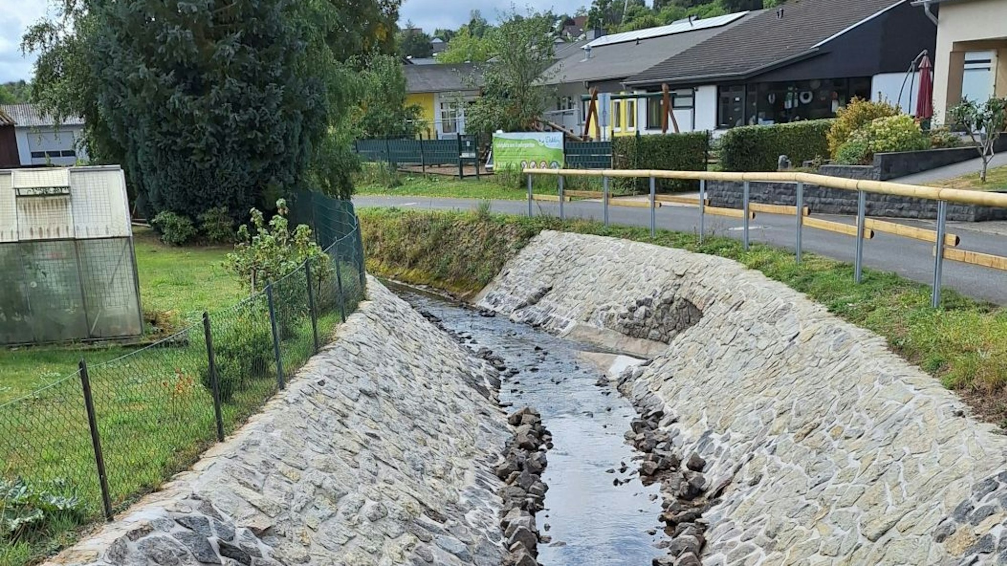 Der Glaadtbach fließt in einem mit Steinen befestigten Bett.