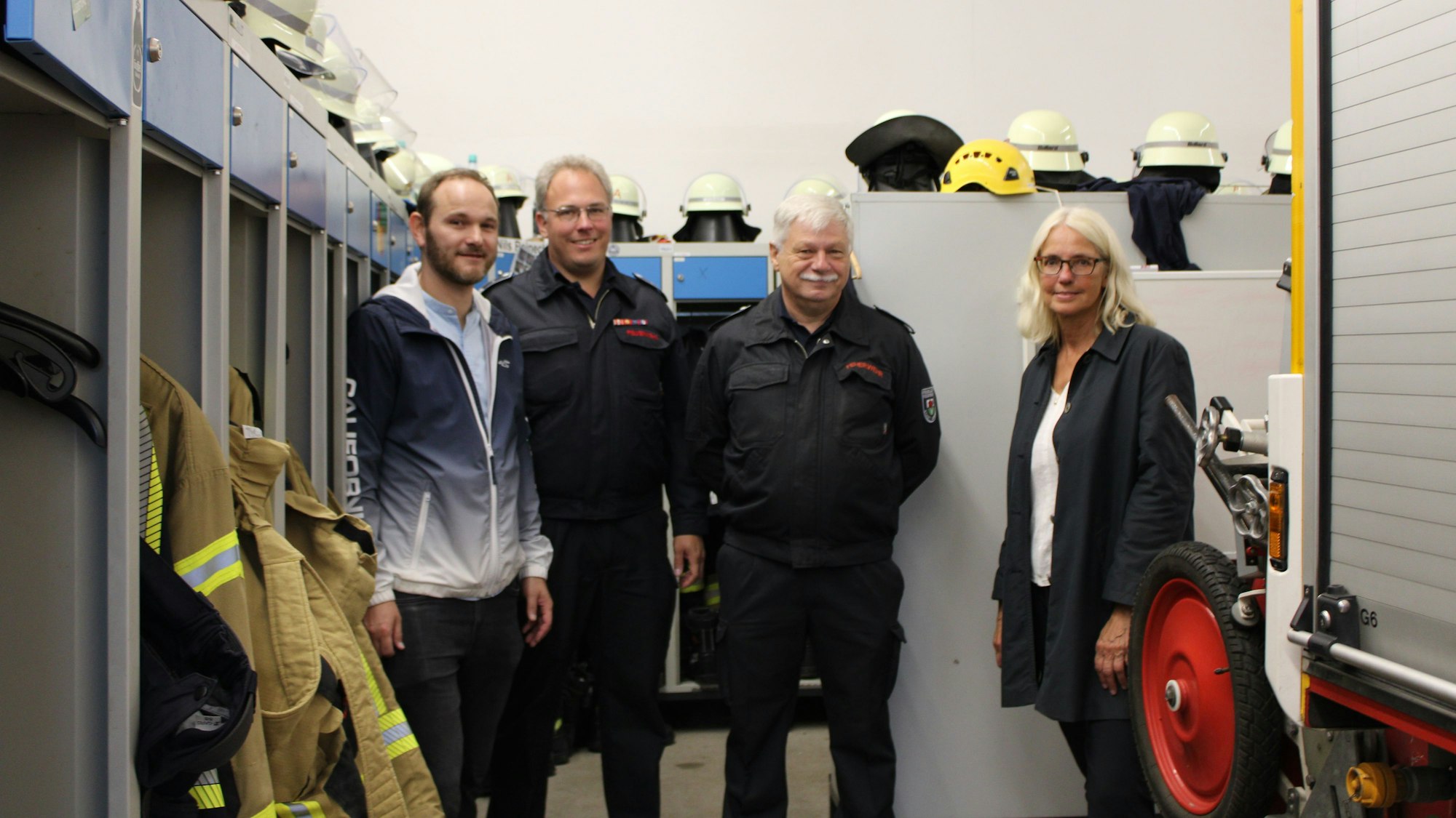Thomas Pokall (Großprojekte Amt für Immobilienwirtschaft), Timo Meiländer (Löschgruppe Birk), Peter Völkerath (Leiter Feuerwehr Lohmar) und Bürgermeisterin Claudia Wieja im alten Birker Feuerwehrhaus.