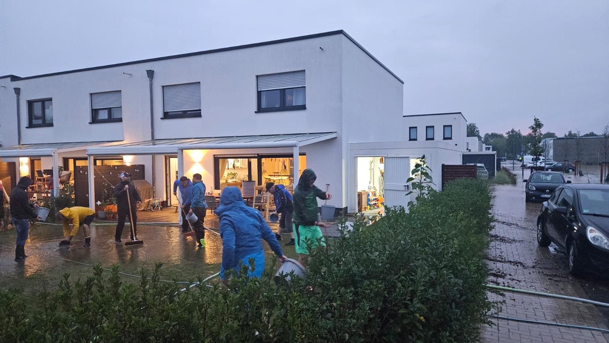 Die Gewitterfront hat zum wiederholten Mal Bedburg erwischt. Rund 160 Helfer sind im Einsatz