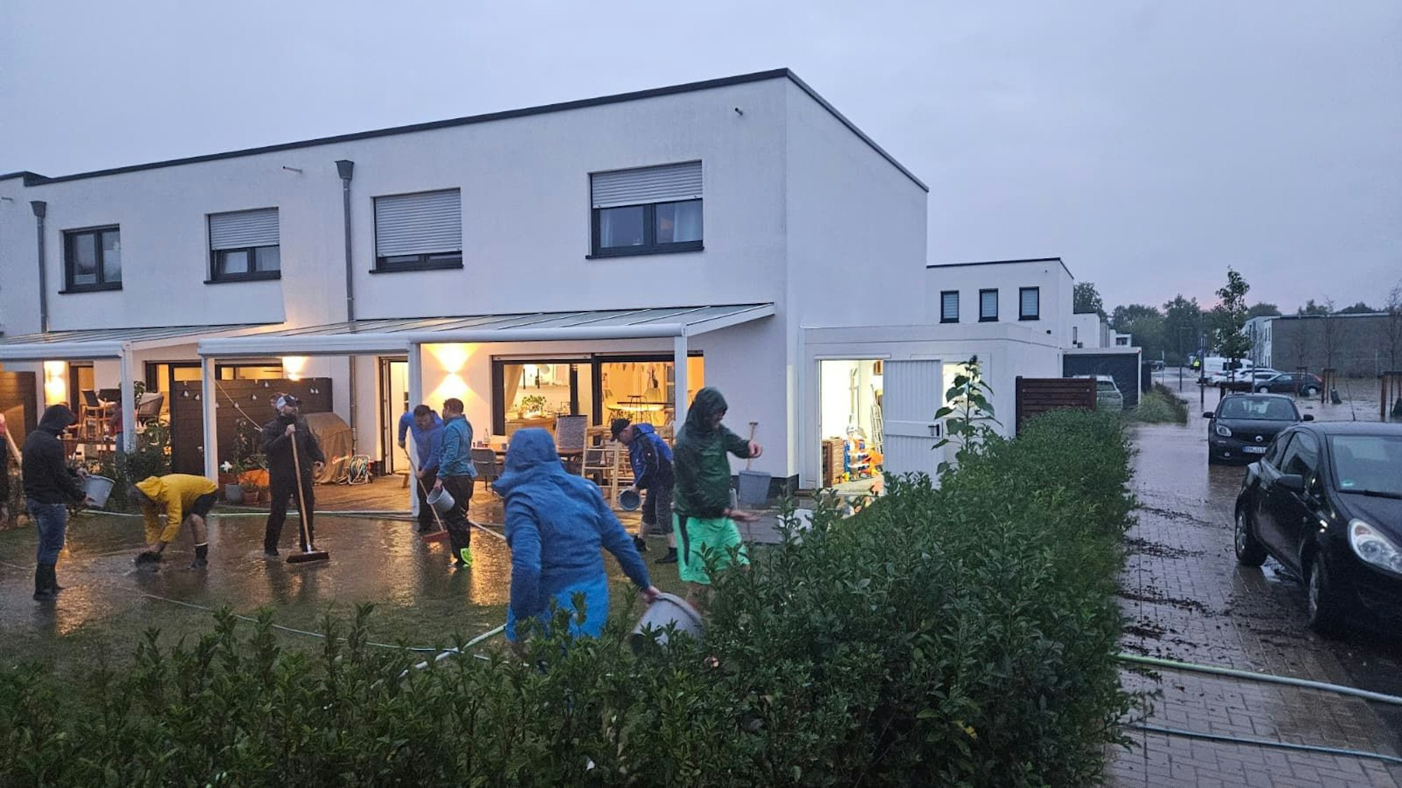 Die Gewitterfront hat zum wiederholten Mal Bedburg erwischt. Rund 160 Helfer sind im Einsatz