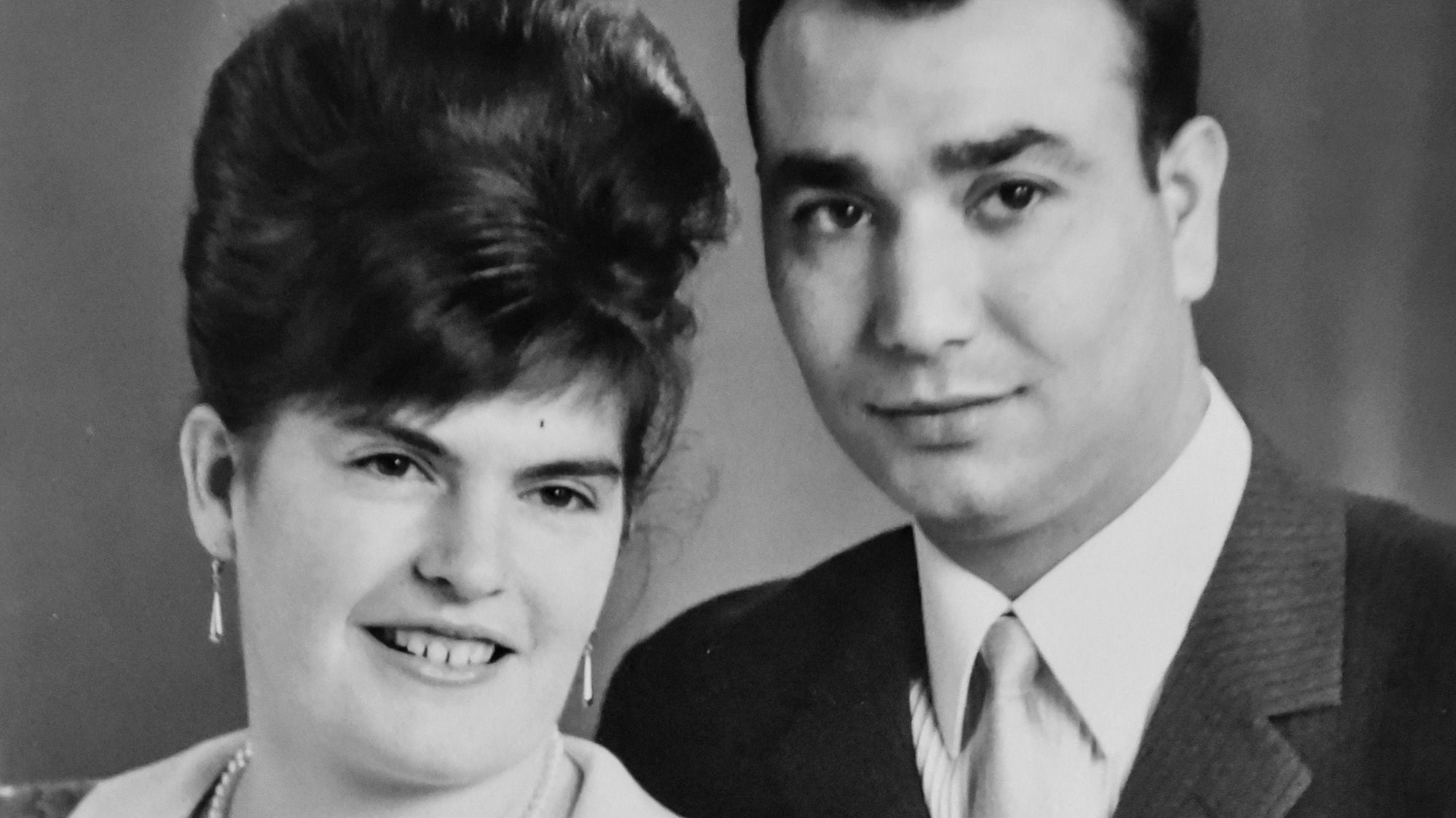 Zu sehen ist das Paar am Tag der Hochzeit.