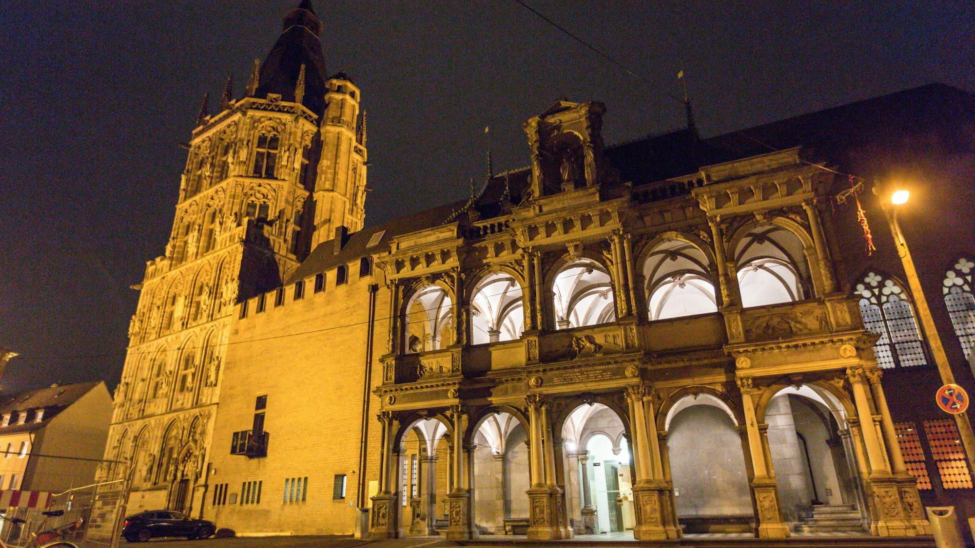 COLOGNE, GERMANY - OCTOBER 18: Das Historische Rothaus aufgenommen am Sonntagabend (18.10.2015) in Koeln nachdem dort die Ergebnisse der Wahl zum Oberbuergermeister der Stadt Koeln bekannt gegeben wurden. (Photo by Matthias Heinekamp) K e y s: Politik, Wahlergebnis, Ergebnisse, Rothaus, Gebaeude, Aussenansicht, Fassade, Nachtaufnahme, Eingang - Wahlabend *OBWAHL2015*