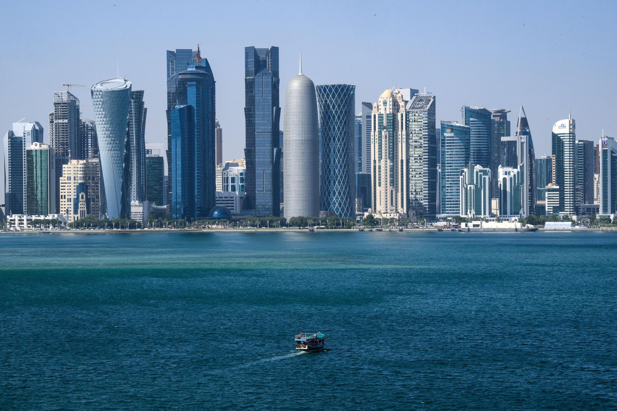 Ein Boot fährt vor der Skyline von Doha (Katar) vorbei.